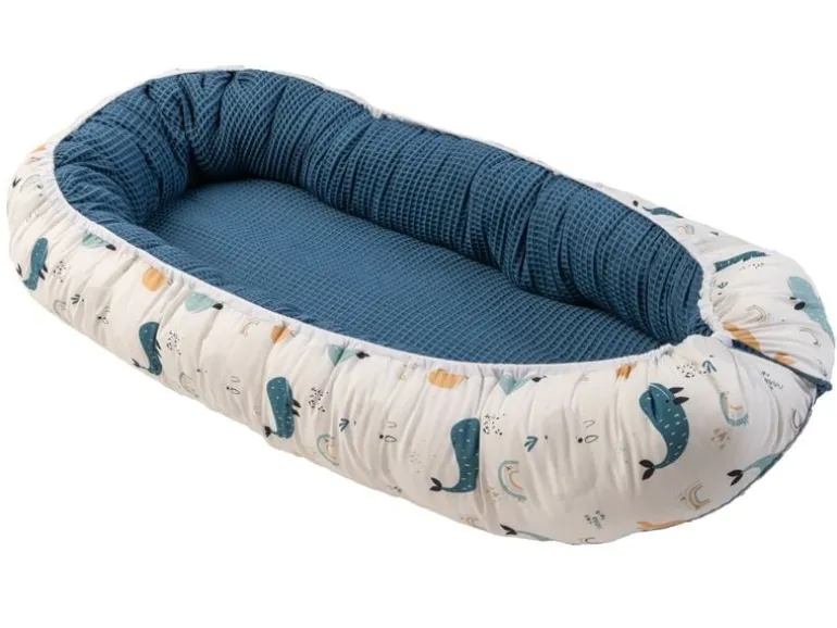 Ullenboom Babynest Cocoon Waffel-Motiv Blau Wale 55 x 95 cm