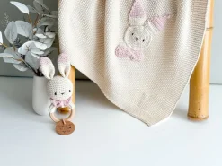 Welcomebabybox Geschenkset Meli – Decke & Rasselhase