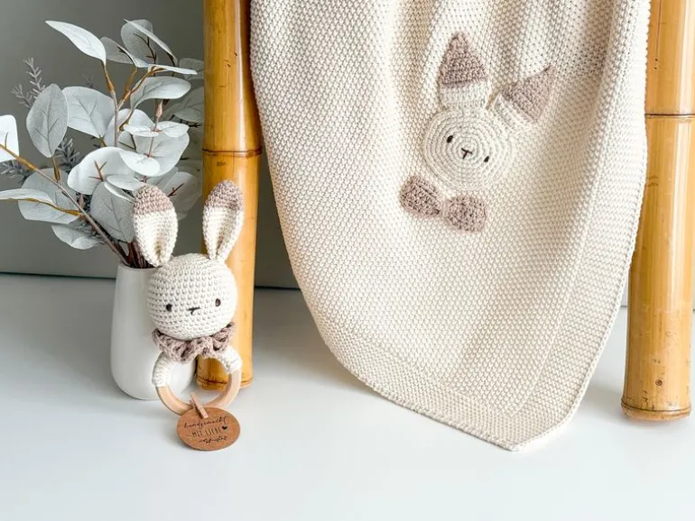 Welcomebabybox Geschenkset Nio – Decke & Rasselhase