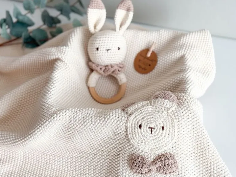 Welcomebabybox Geschenkset Nio – Decke & Rasselhase