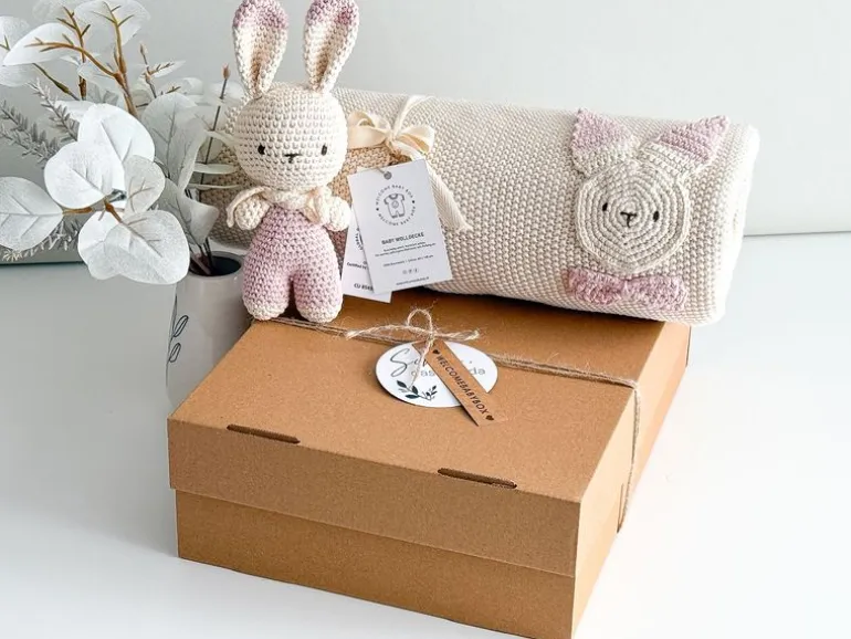 Welcomebabybox Geschenkset Lale – Decke & Hase